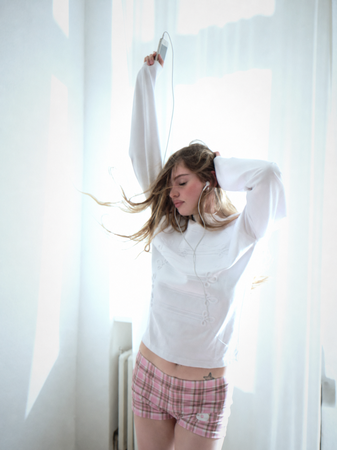Unity Art Club lookbook model dancing with iPod