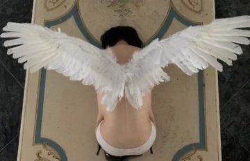 Unity Art Club model with angel wings from behind